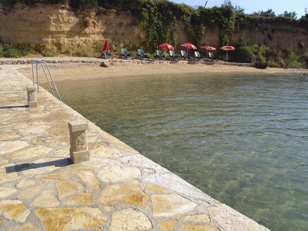 Pansion Adria Hotell Sveti Filip i Jakov Exteriör bild