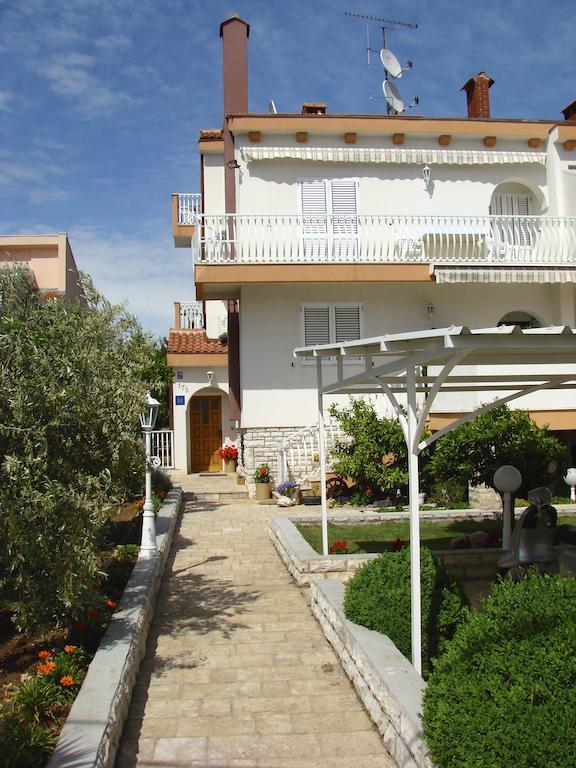 Pansion Adria Hotell Sveti Filip i Jakov Exteriör bild
