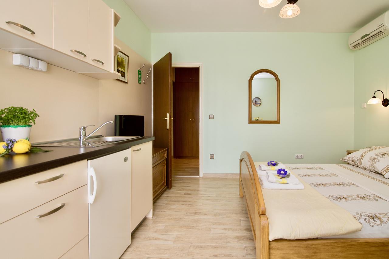 Pansion Adria Hotell Sveti Filip i Jakov Exteriör bild
