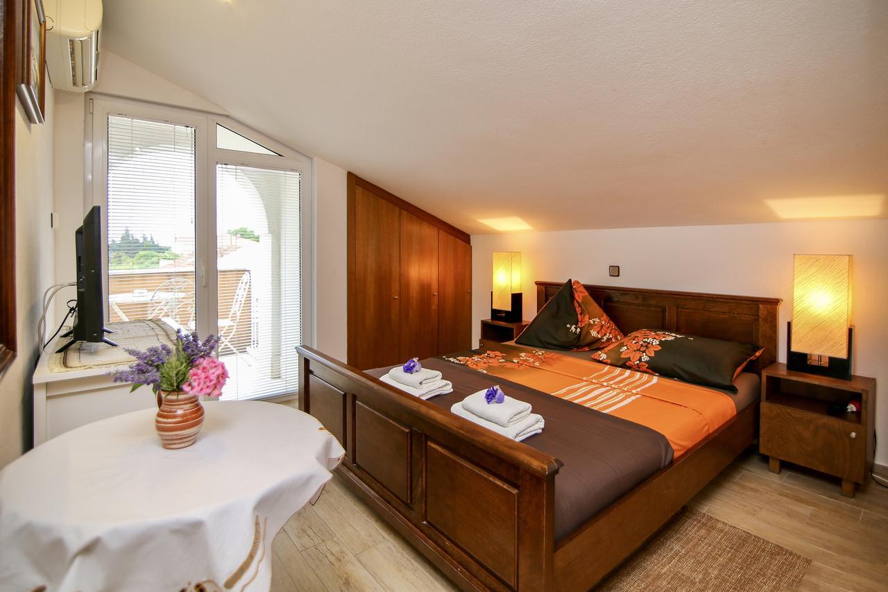 Pansion Adria Hotell Sveti Filip i Jakov Exteriör bild