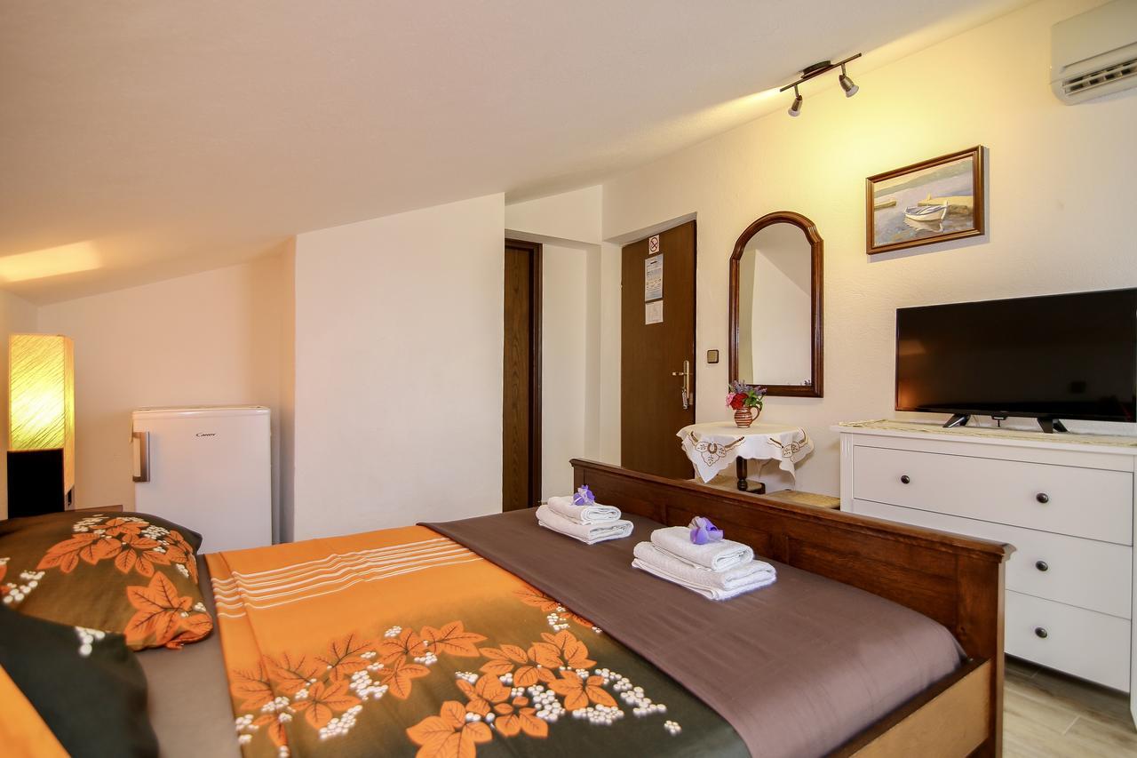 Pansion Adria Hotell Sveti Filip i Jakov Exteriör bild
