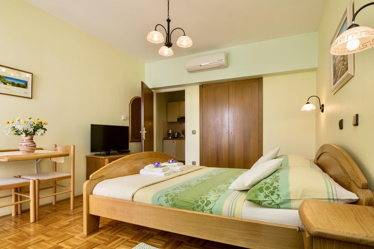 Pansion Adria Hotell Sveti Filip i Jakov Exteriör bild