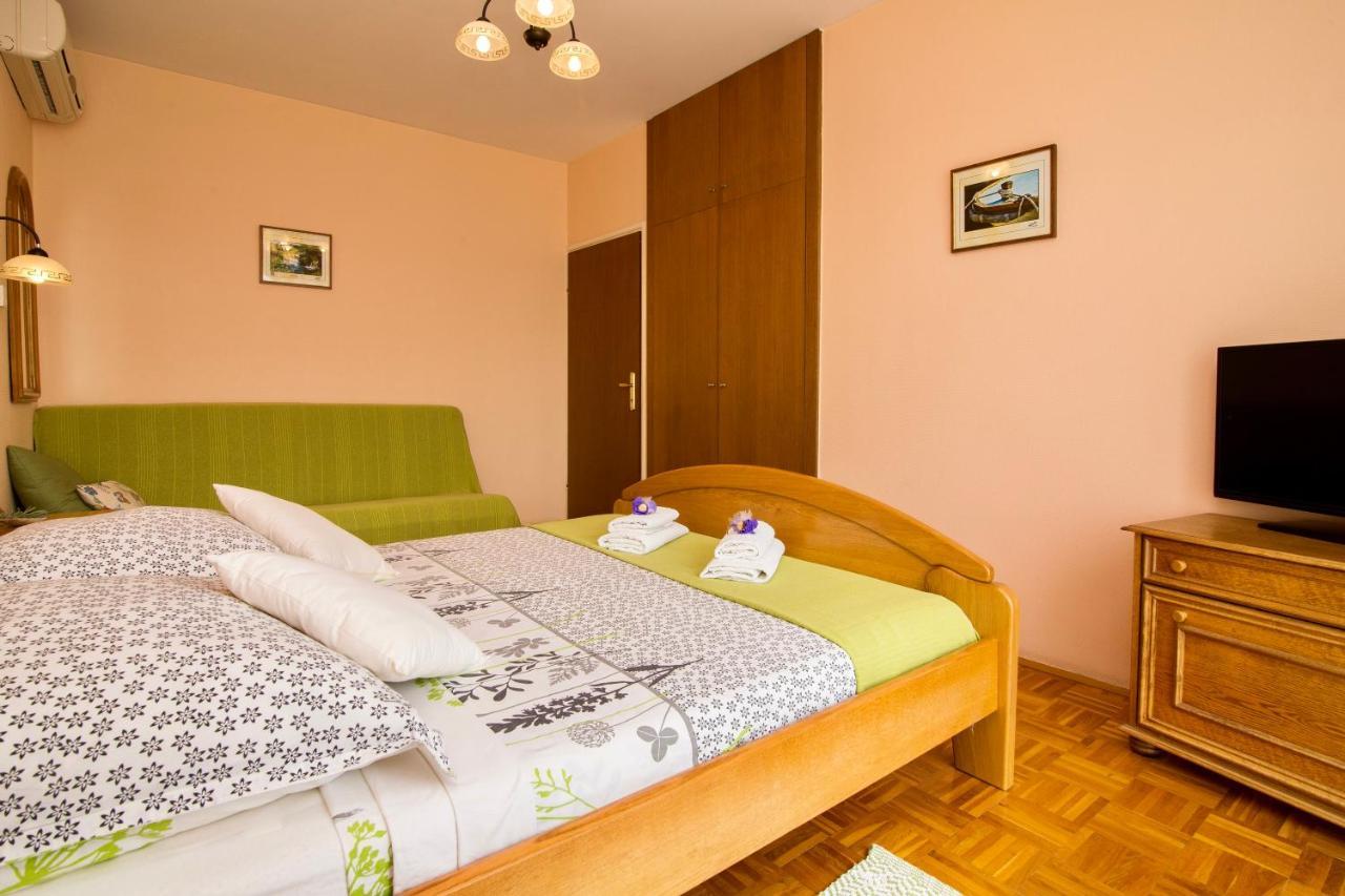Pansion Adria Hotell Sveti Filip i Jakov Exteriör bild