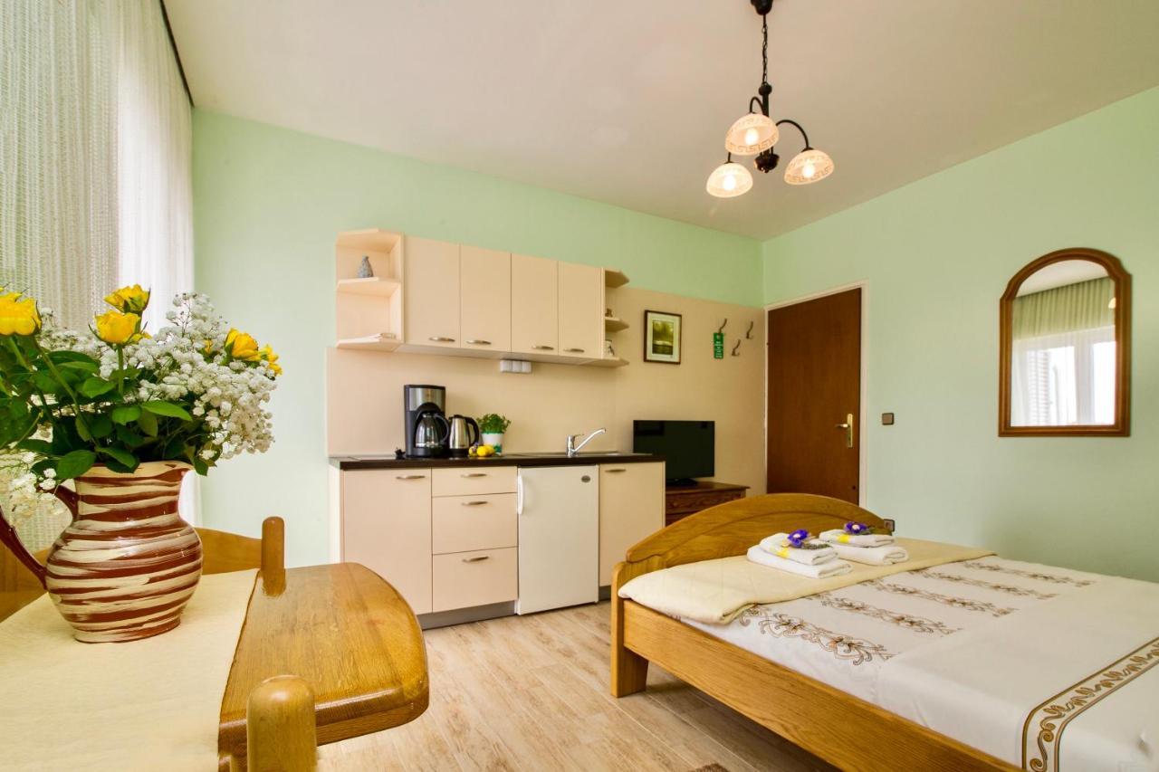 Pansion Adria Hotell Sveti Filip i Jakov Exteriör bild