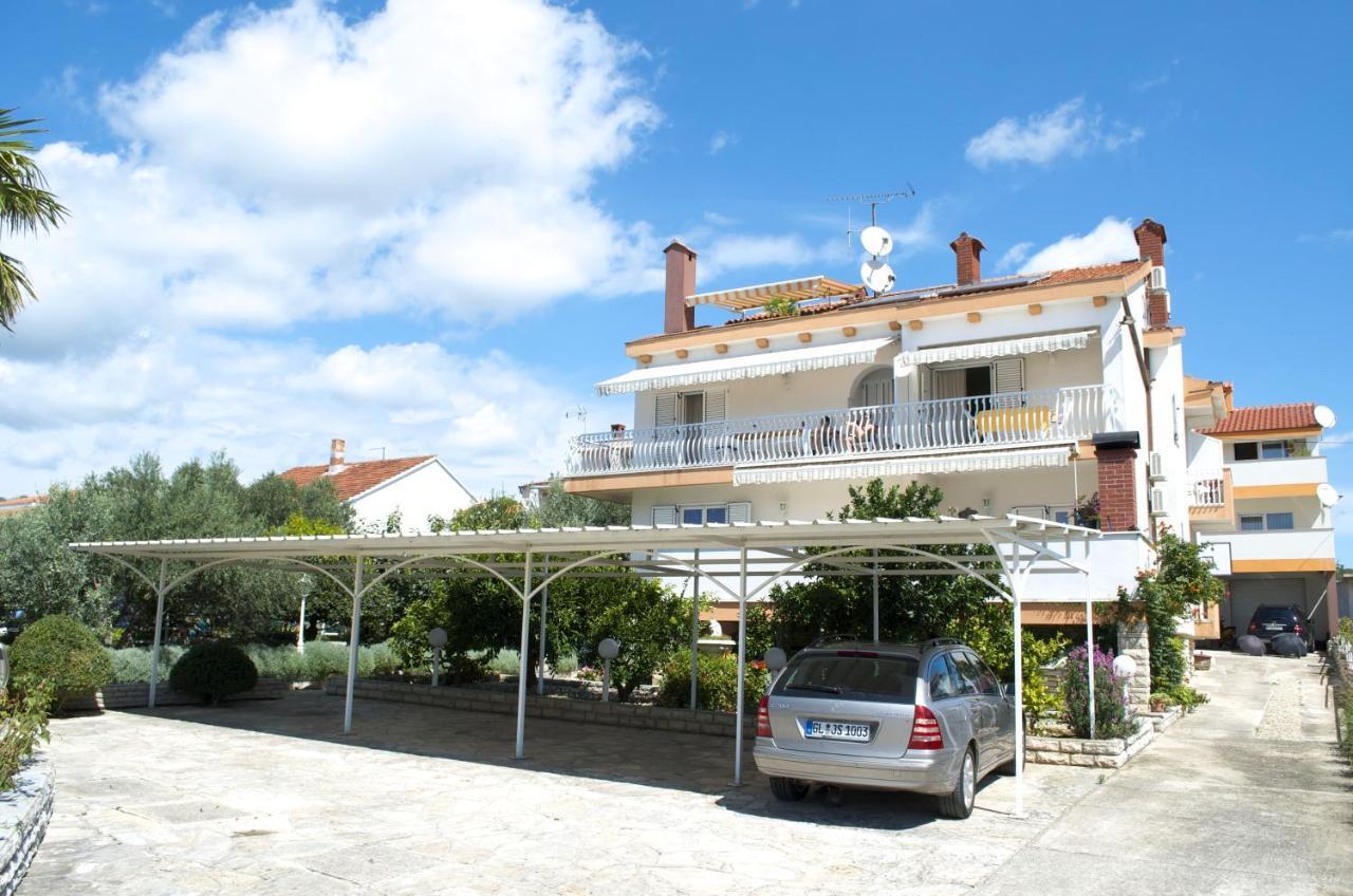 Pansion Adria Hotell Sveti Filip i Jakov Exteriör bild